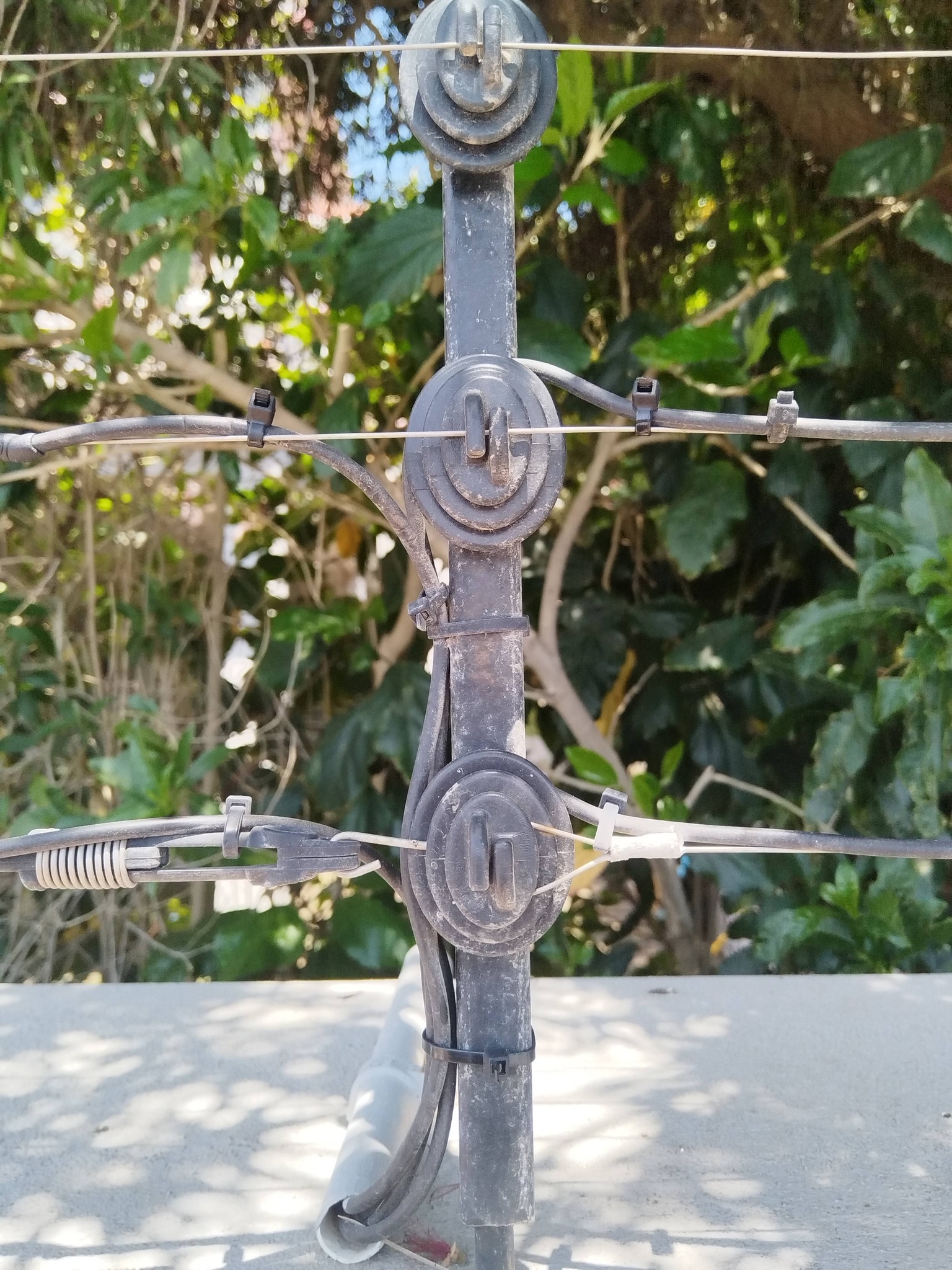 Fence tensioner and bracket installation